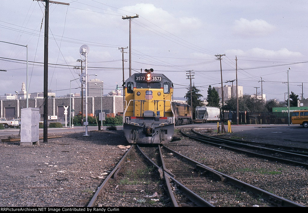 UP 3573 approaching Oakland Yard